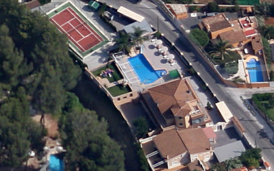Se vende villa con piscina y pista de tenis mas dos adosados en Dénia
