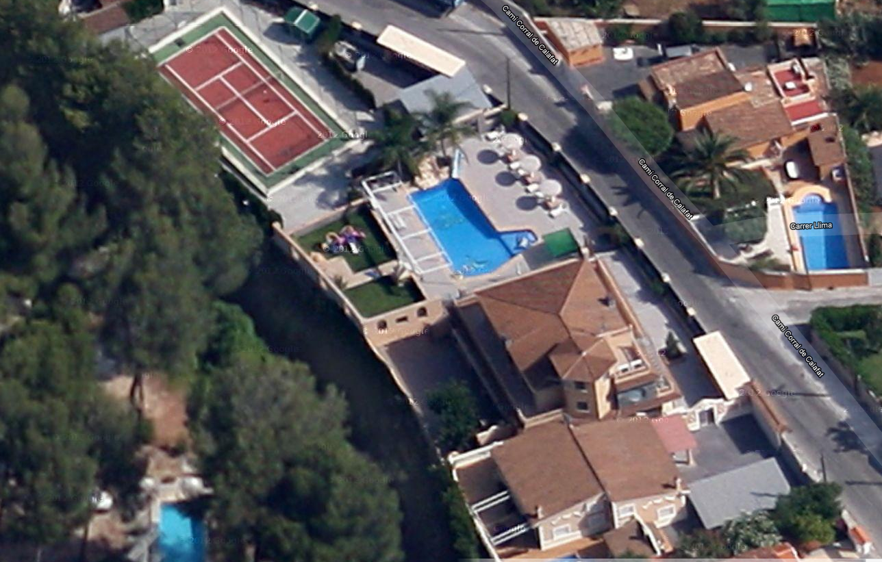 Se vende villa con piscina y pista de tenis mas dos adosados en Dénia