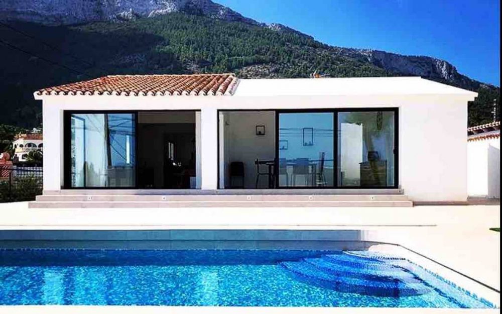 Se alquila villa de diseño moderno, con piscina privada en Dénia